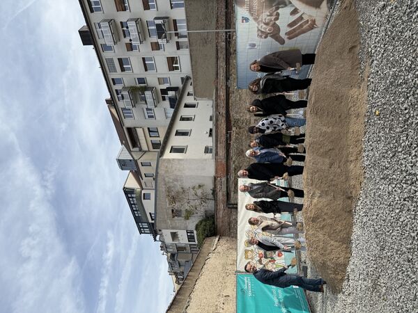 251031_Spatenstich_Julius Care Pflegebildungszentrum_Gruppenbild mit Schülern und Lehrkräften_Foto-Maria-Sippel