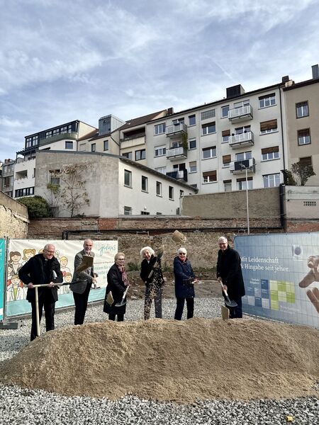 251031_Spatenstich_Julius Care Pflegebildungszentrum_Bild mit Seniorinnen_Foto-Maria Sippel