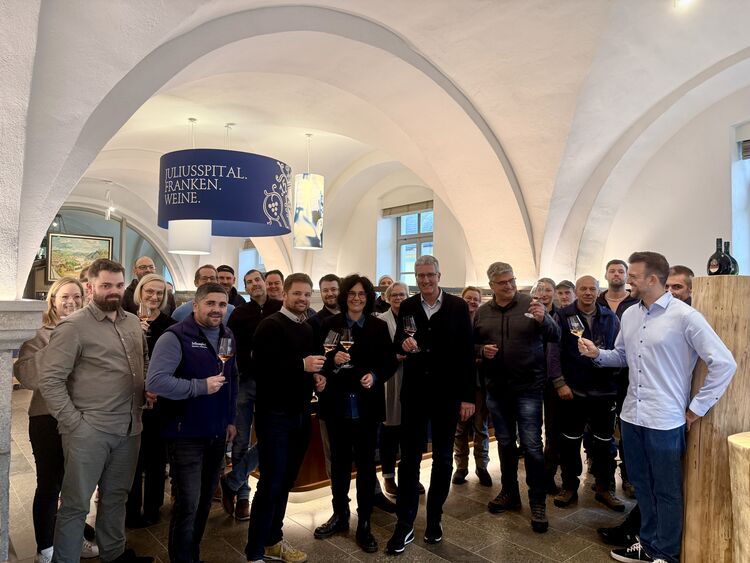 251110_Neue Weingutsleiterin Tanja Strätz mit Team_Foto-Maria-Sippel