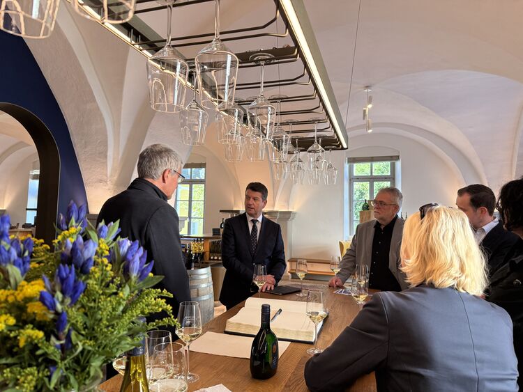 Fachlicher Austausch in der Vinothek_Foto-Maria-Sippel