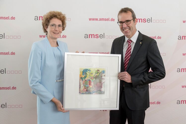 Preisträger des Medienpreises Prof. Dr. med. Mathias Mäurer (re.) mit Laudatorin Dr. Daniela Späth-Zöllner. (Foto: AMSEL e.V./Martin Stollberg)